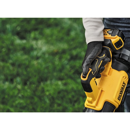 DEWALT 20V MAX* XR® Brushless Cordless Handheld Blower Kit (5.0Ah)