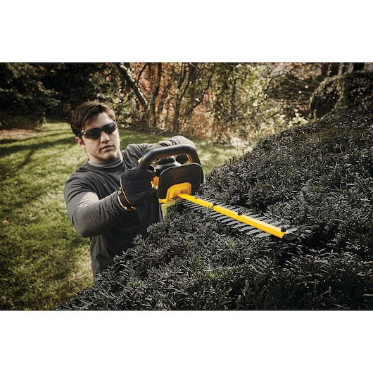 DEWALT 20V MAX* 22" Cordless Hedge Trimmer (Bare)