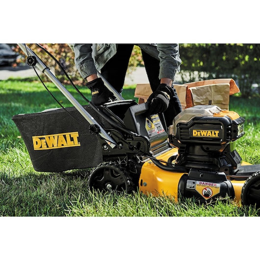 DEWALT 2X 20V MAX* 21-1/2 in Brushless Cordless FWD Self-Propelled Lawn Mower