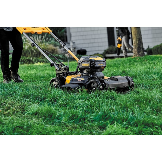 DEWALT 2X20V MAX* 21-1/2 in. Brushless Cordless FWD Self-Propelled Lawn Mower