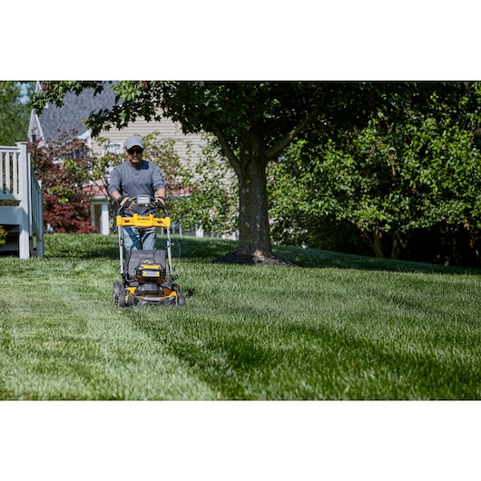 DEWALT 2X 20V MAX* XR® Brushless Cordless 21-1/2 in Rear Wheel Drive Self-Propelled Mower Kit