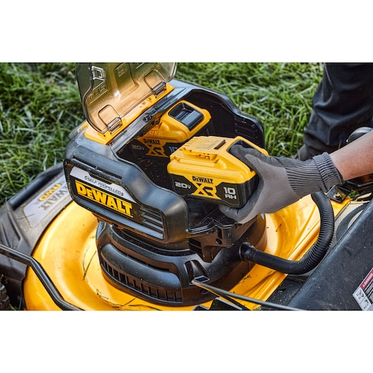 DEWALT 2X 20V MAX* XR® Brushless Cordless 21-1/2 in Rear Wheel Drive Self-Propelled Mower Kit