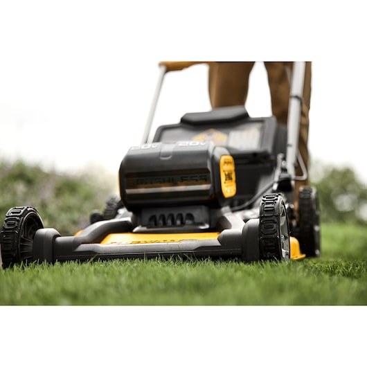 DEWALT 2X20V* MAX XR® Cordless RWD, Self-Propelled Mower Kit