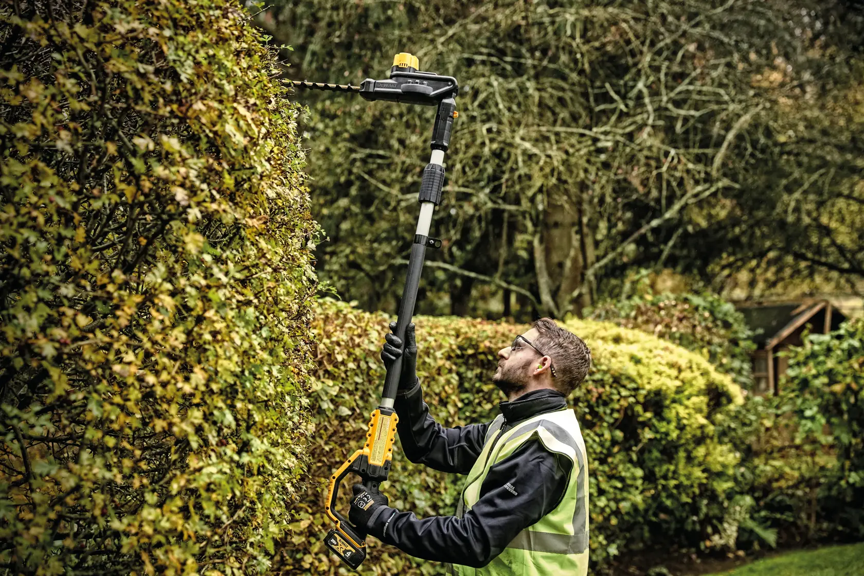 DEWALT® 20V MAX* 22-in. (56cm) Pole Hedger Trimmer (Tool Only)